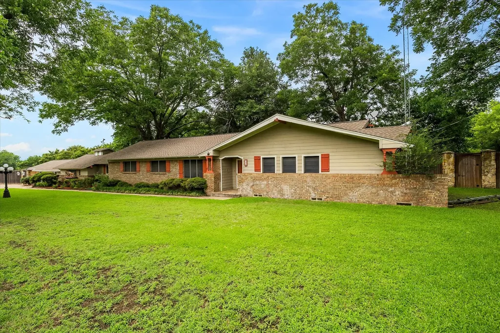 110 W Crockett Street Wolfe City TX 75496