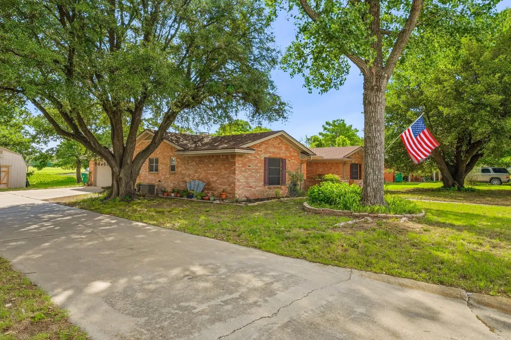 1335 N Lydia Street Stephenville TX 76401