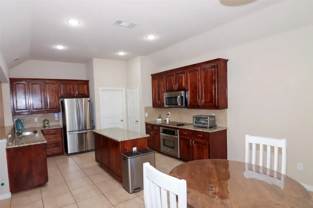 754 Peach Lane Burleson TX 76028