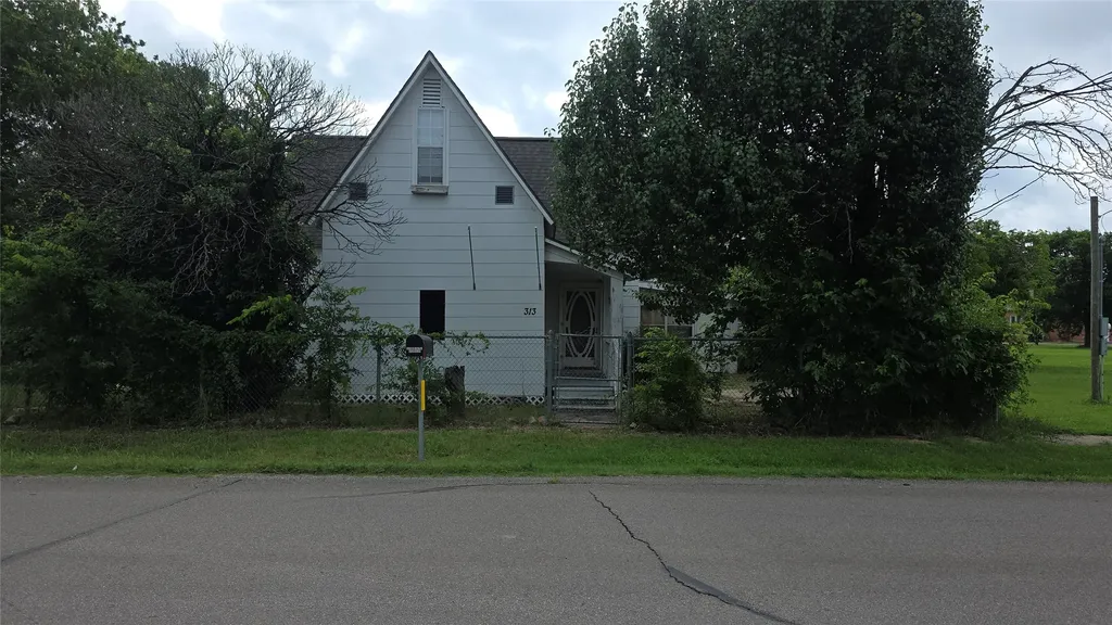 313 N Pearl Street Trenton TX 75490