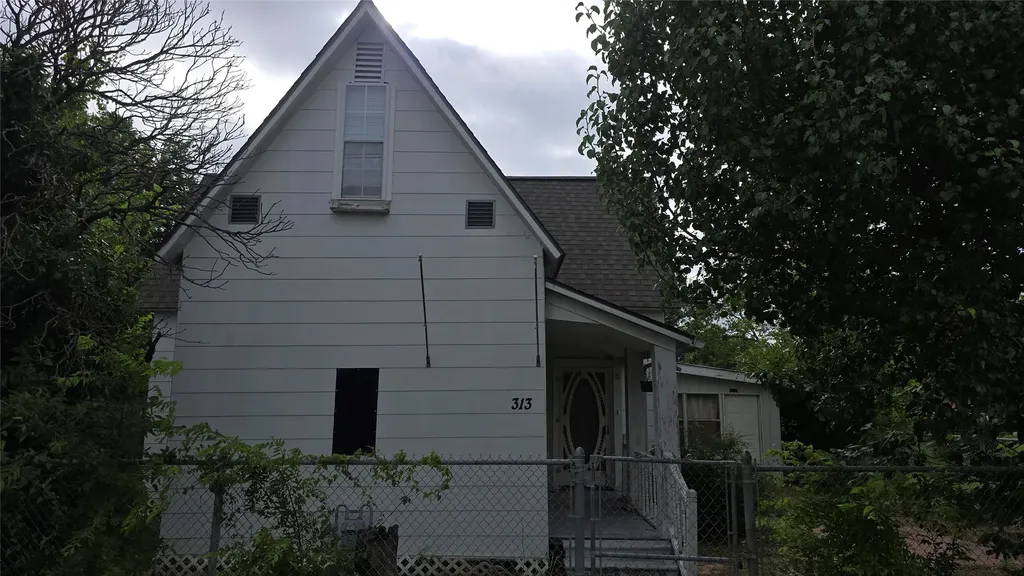 313 N Pearl Street Trenton TX 75490