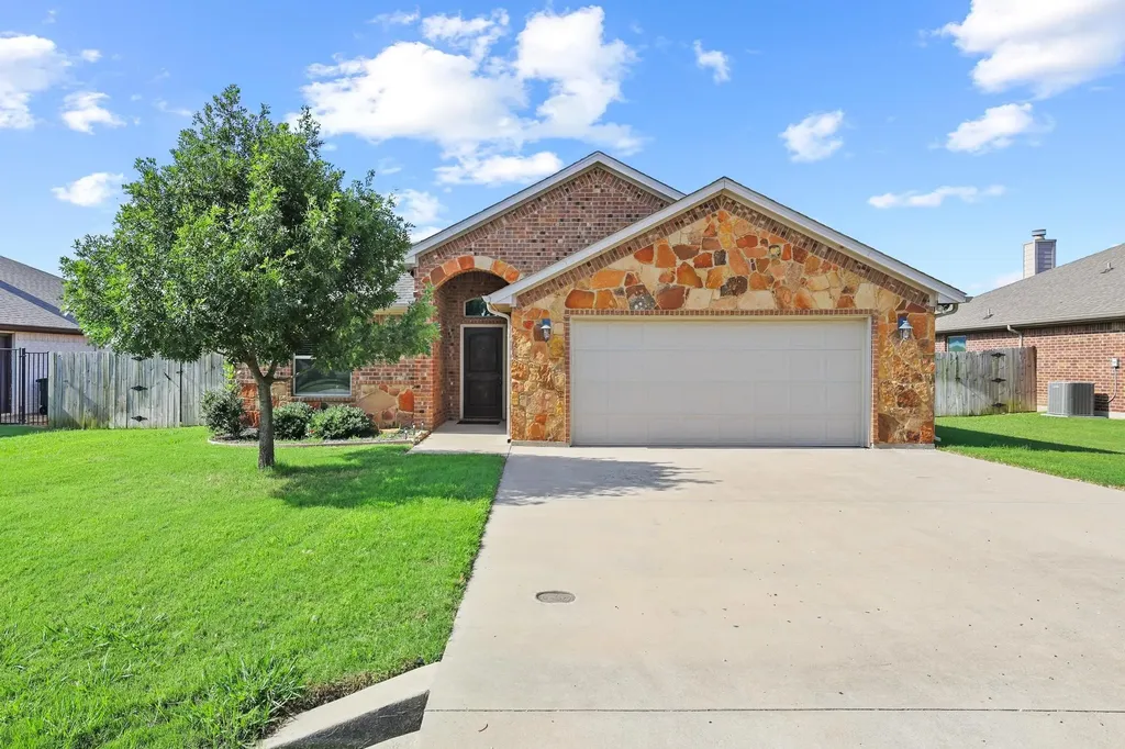 1208 Mary Ann Court Tioga TX 76271