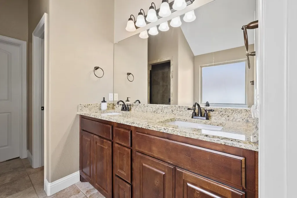 1208 Mary Ann Court Tioga TX 76271