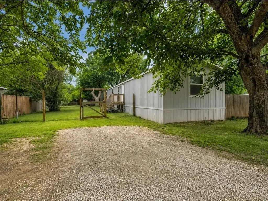 1909 Coral Road Pelican Bay TX 76020