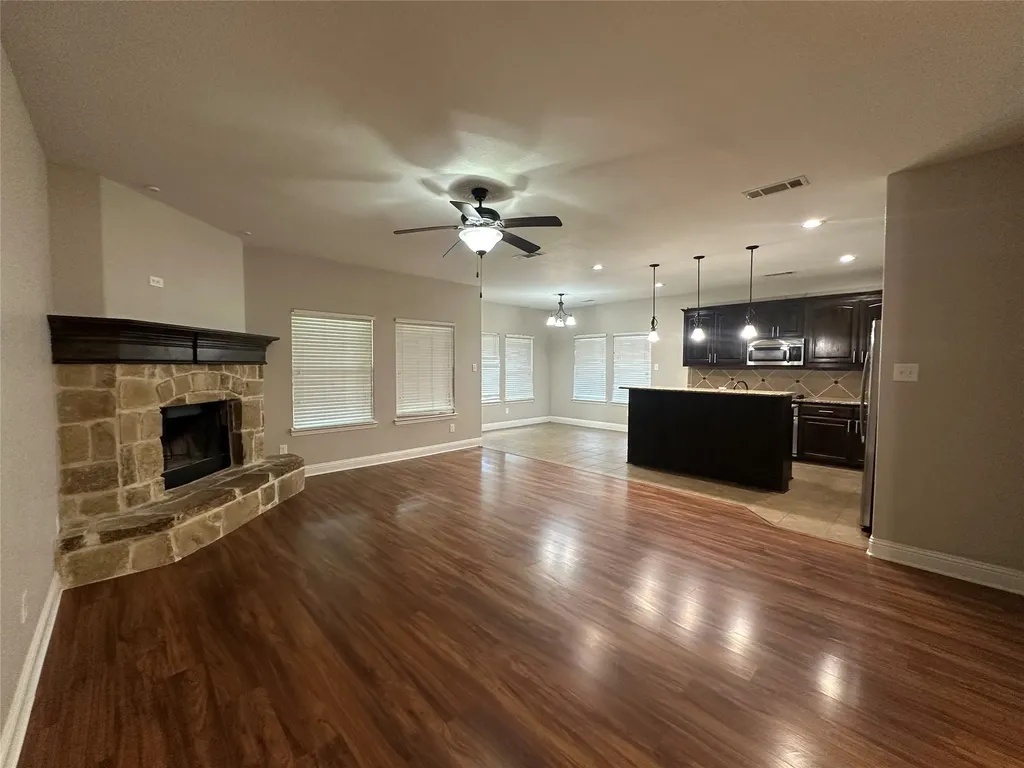 210 Debbie Way Red Oak TX 75154