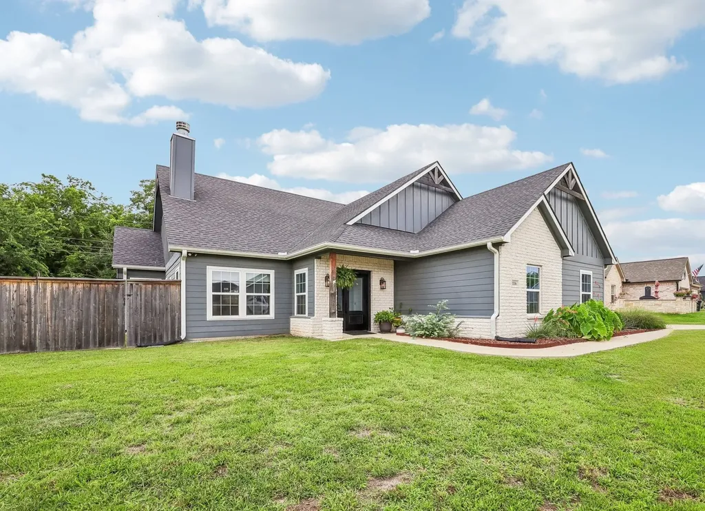 116 E Bexar Street Mabank TX 75147