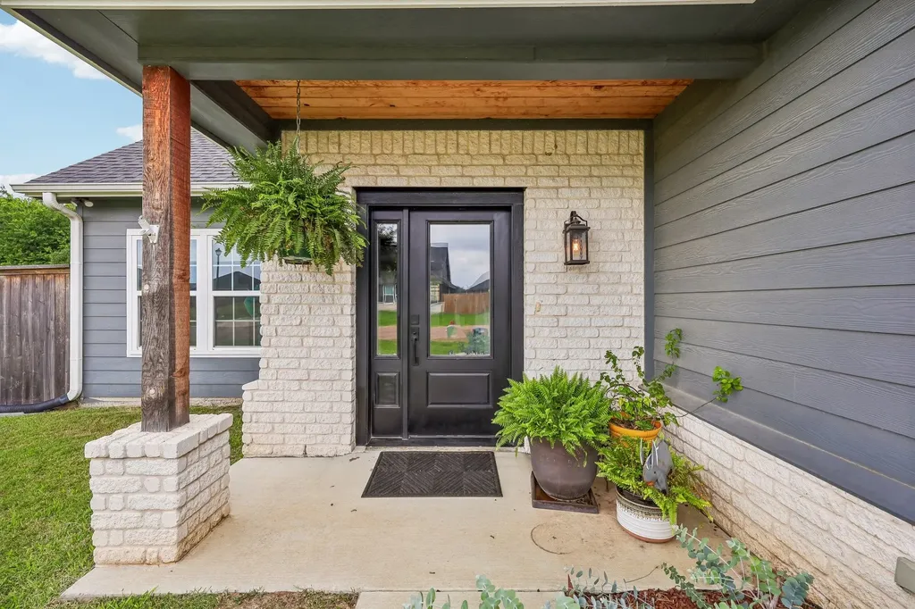 116 E Bexar Street Mabank TX 75147