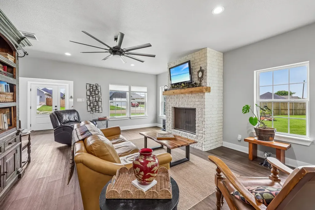 116 E Bexar Street Mabank TX 75147