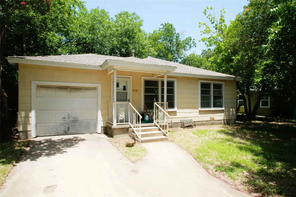 808 Emery Street Denton TX 76201
