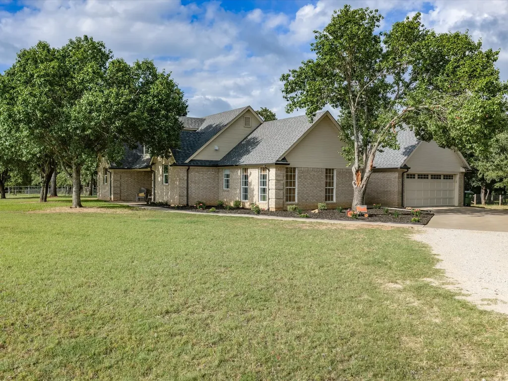 210 County Road 2696 Alvord TX 76225