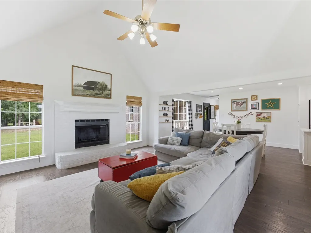 210 County Road 2696 Alvord TX 76225