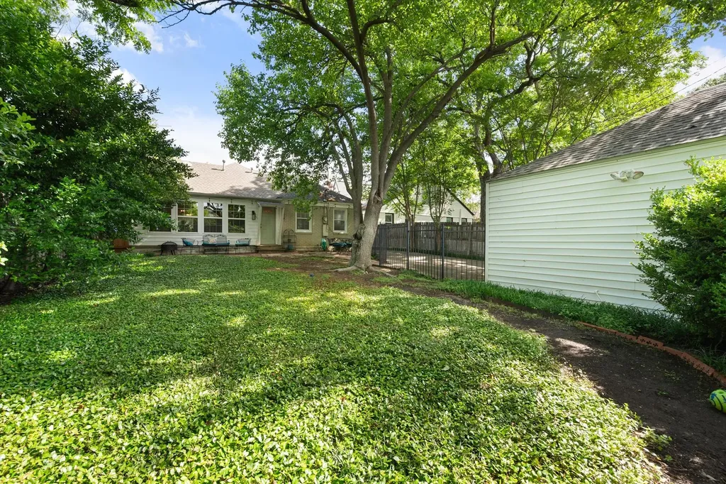 4313 Locke Avenue Fort Worth TX 76107