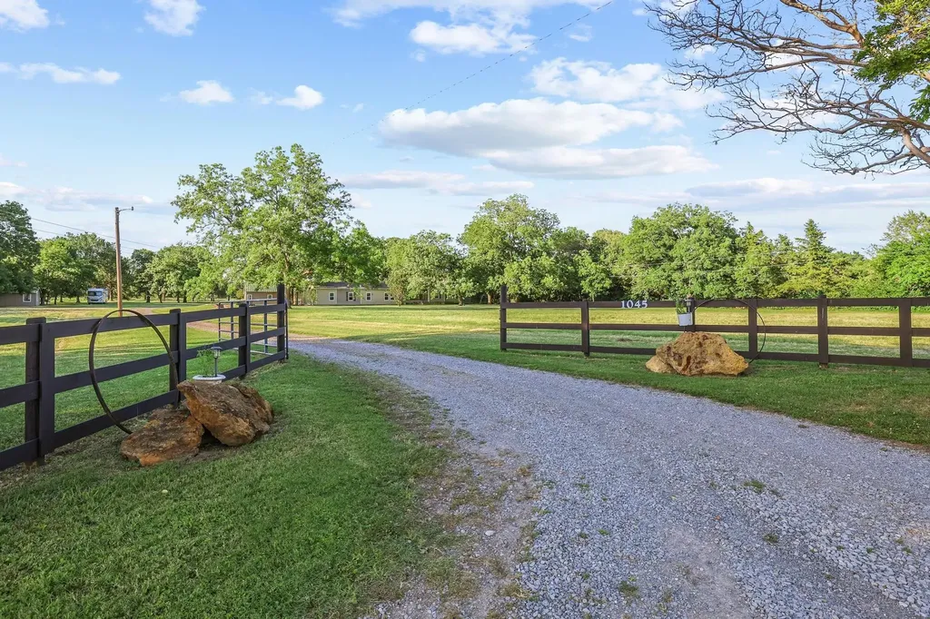 1045 Middle Road Denison TX 75021