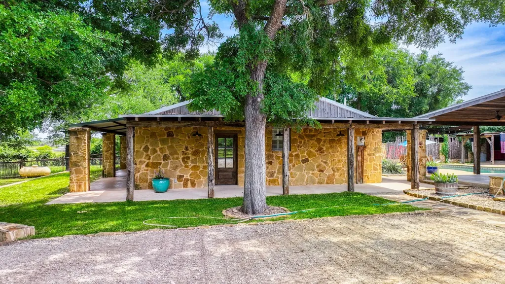 1060 Young Bend Road Brock TX 76087