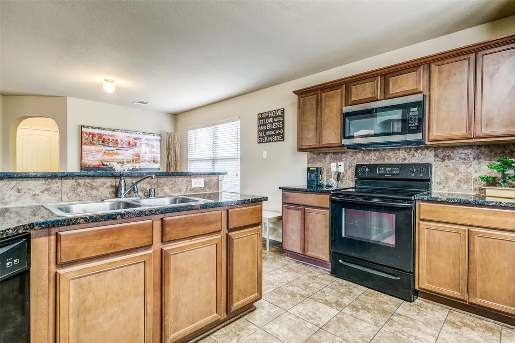 1774 Pioneer Way Lancaster TX 75146