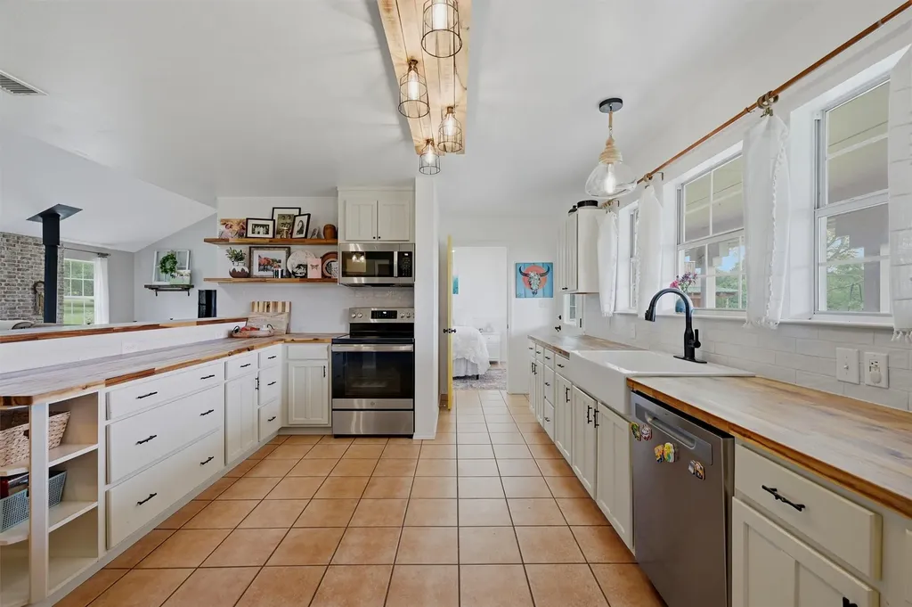 905 Crawford Road Sadler TX 76264