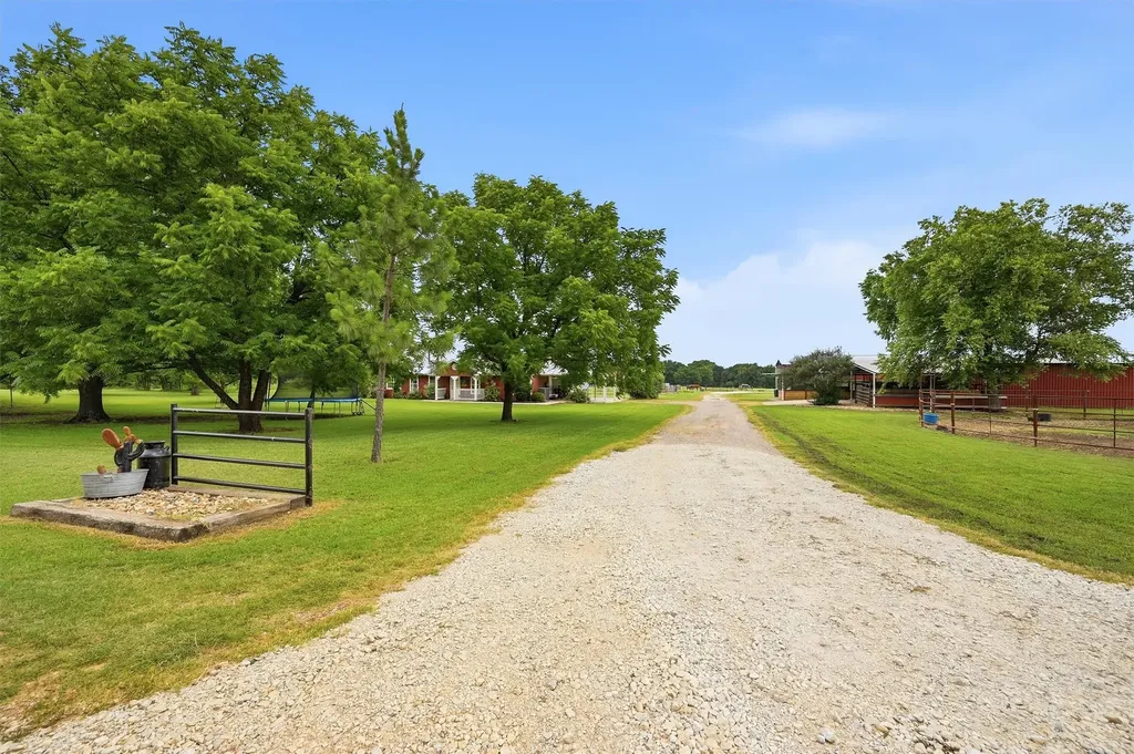 905 Crawford Road Sadler TX 76264