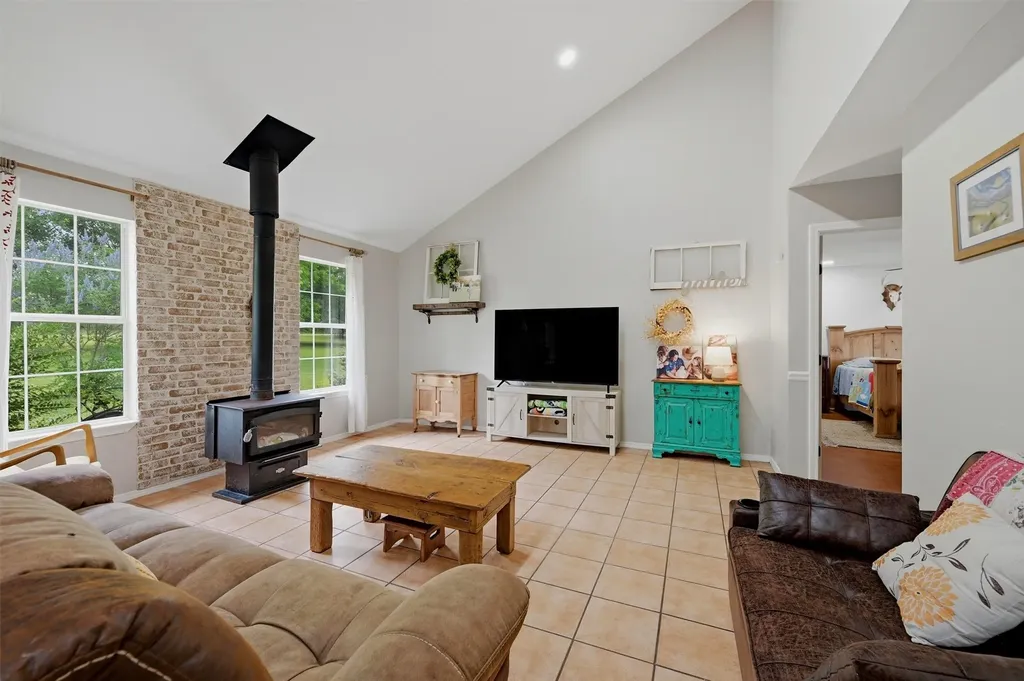 905 Crawford Road Sadler TX 76264