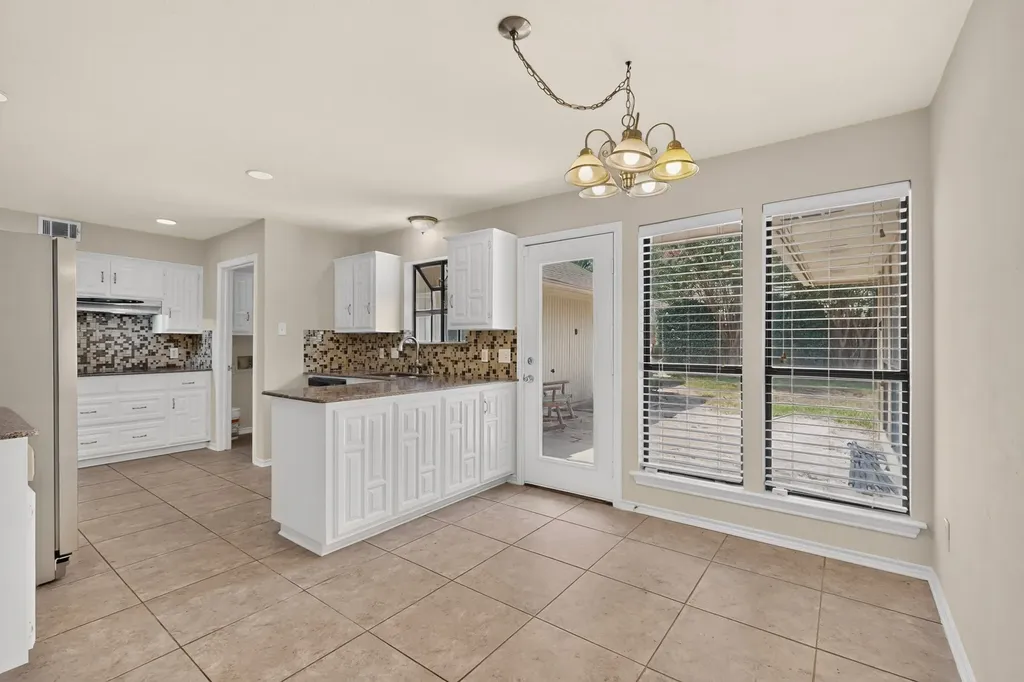 1900 Thames Drive Arlington TX 76017