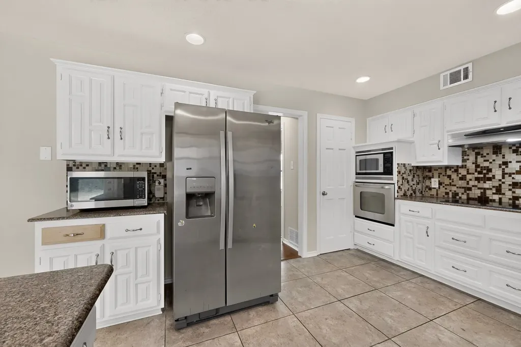 1900 Thames Drive Arlington TX 76017