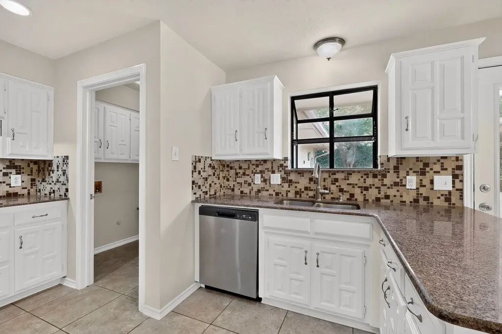 1900 Thames Drive Arlington TX 76017