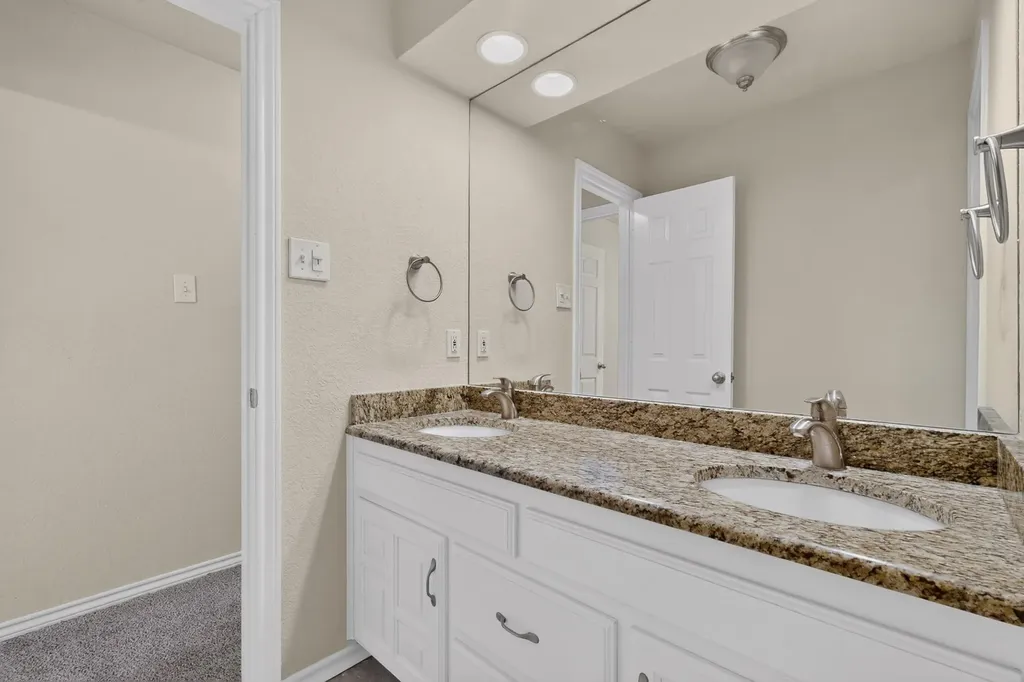 1900 Thames Drive Arlington TX 76017