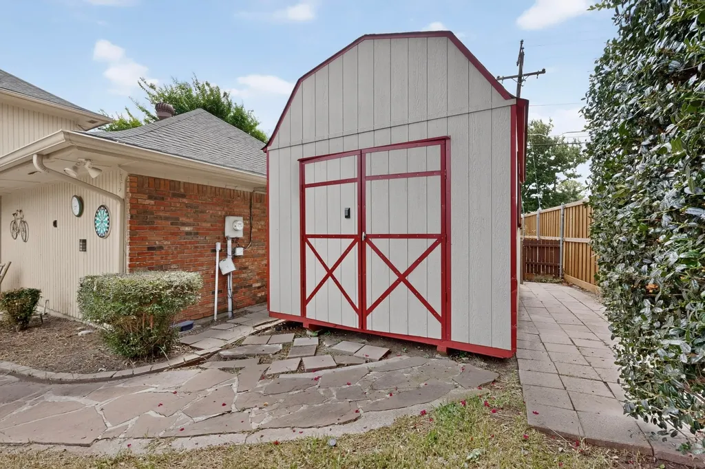1900 Thames Drive Arlington TX 76017