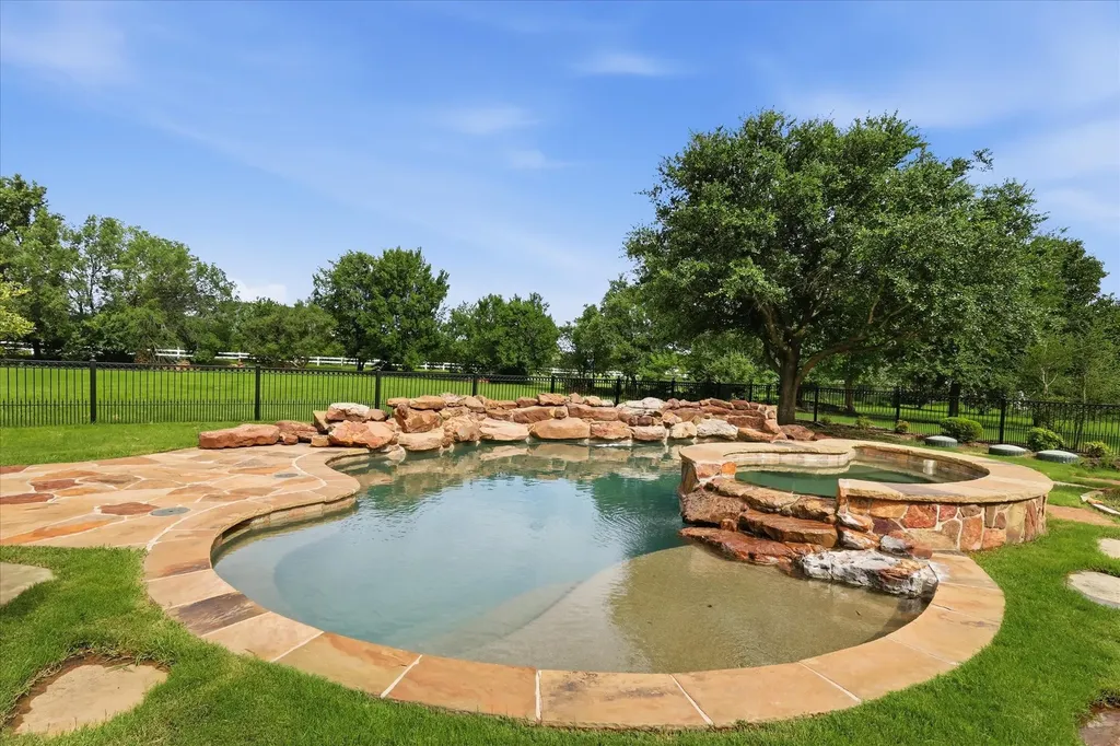 105 Bee Caves Road Lucas TX 75002