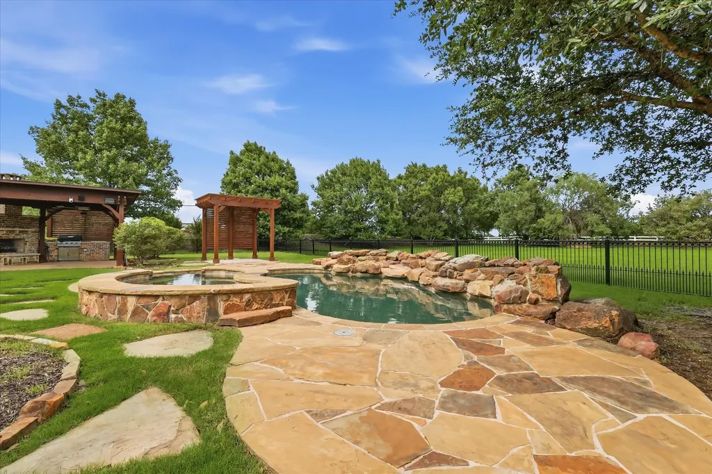 105 Bee Caves Road Lucas TX 75002