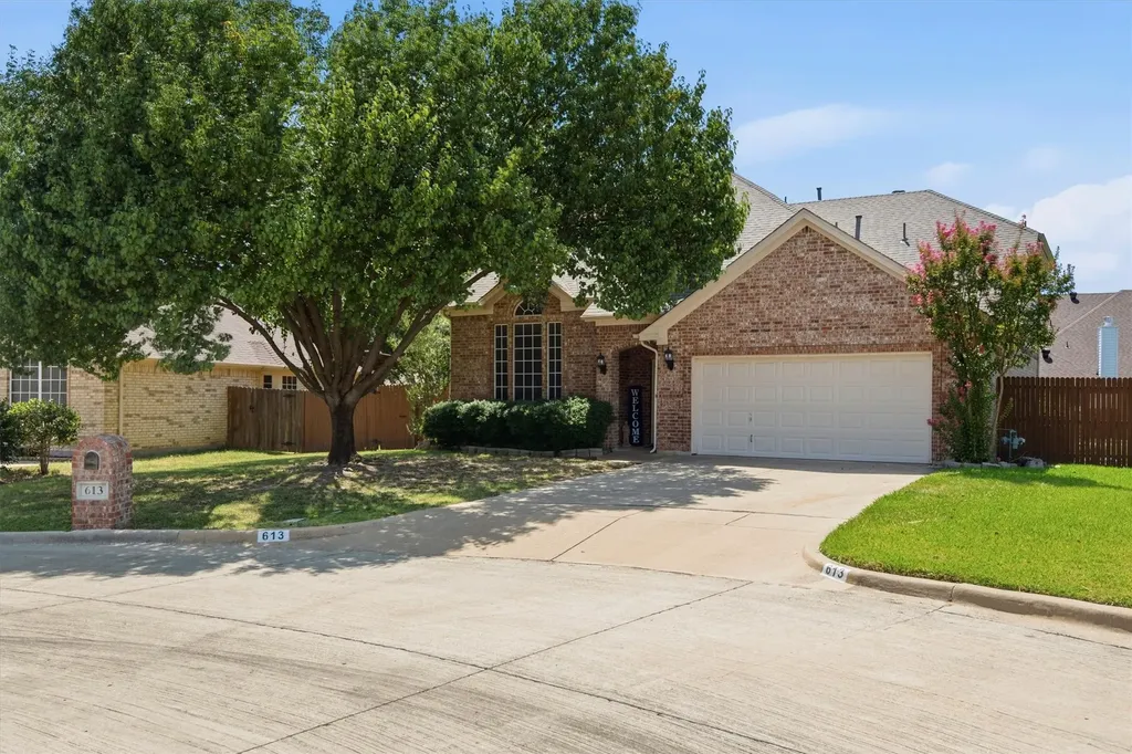 613 Dorchester Lane Mansfield TX 76063