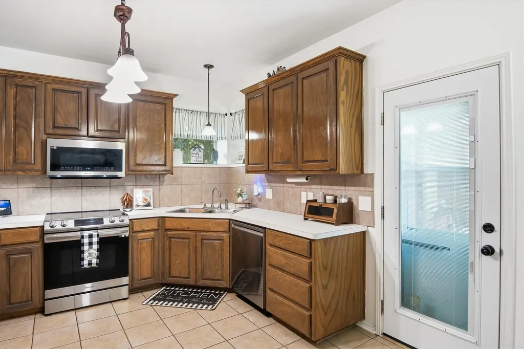 613 Dorchester Lane Mansfield TX 76063