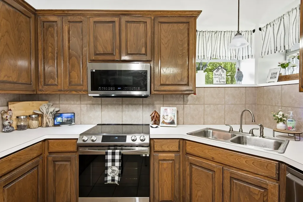 613 Dorchester Lane Mansfield TX 76063