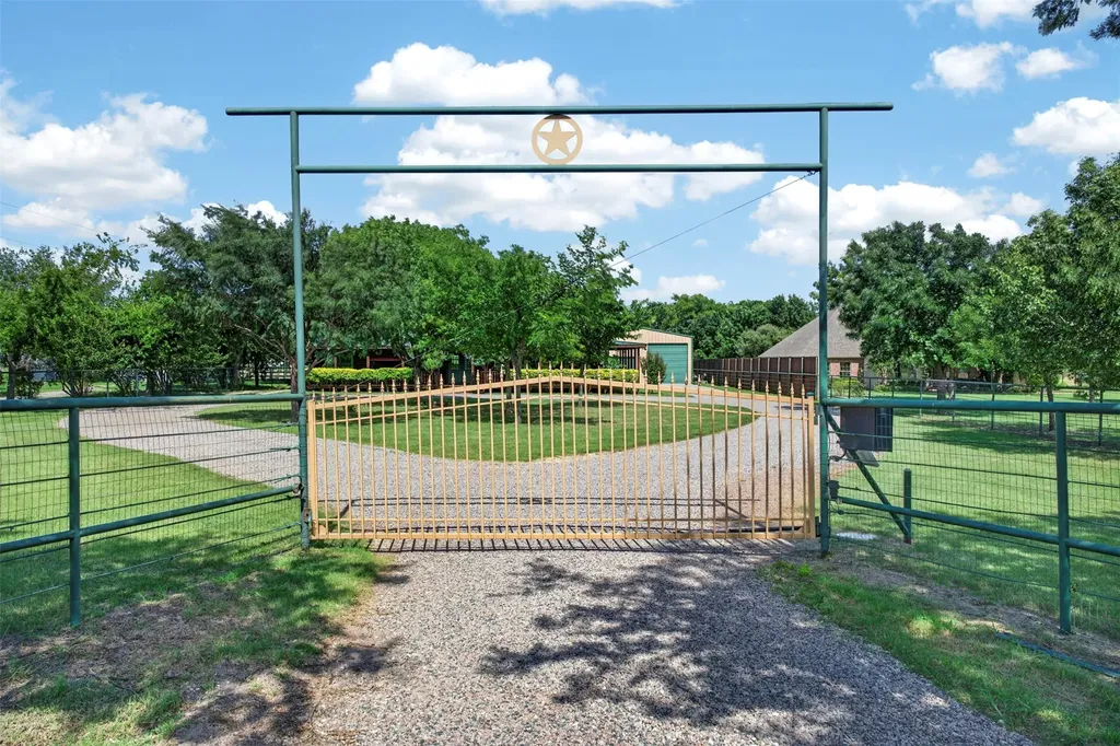 2270 Mitchell Road Krum TX 76249