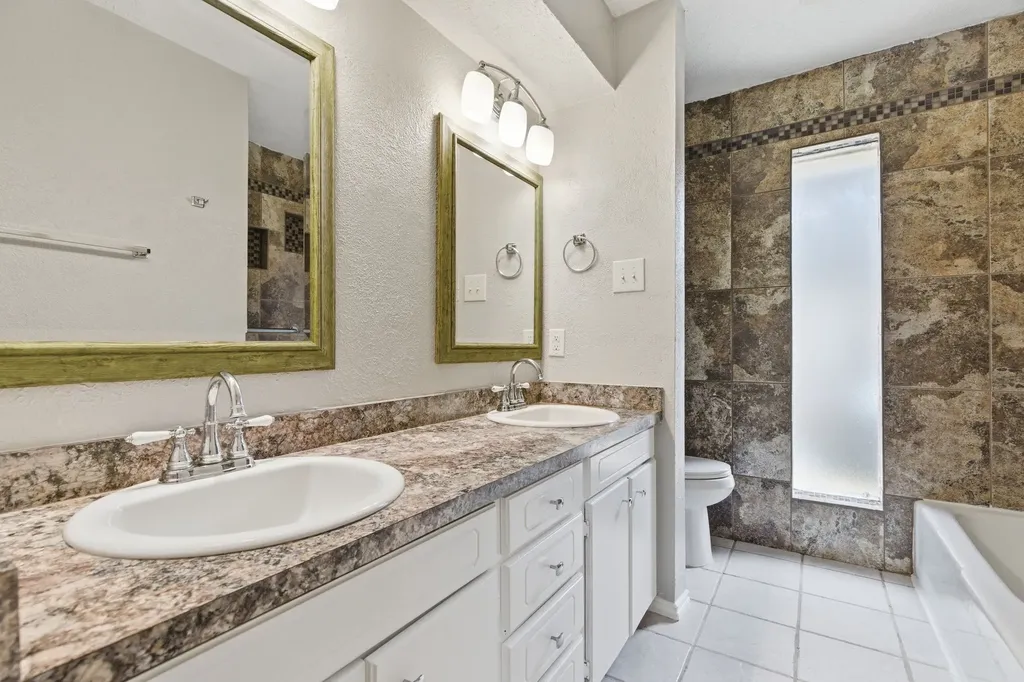 2915 Post Oak Court Bedford TX 76021