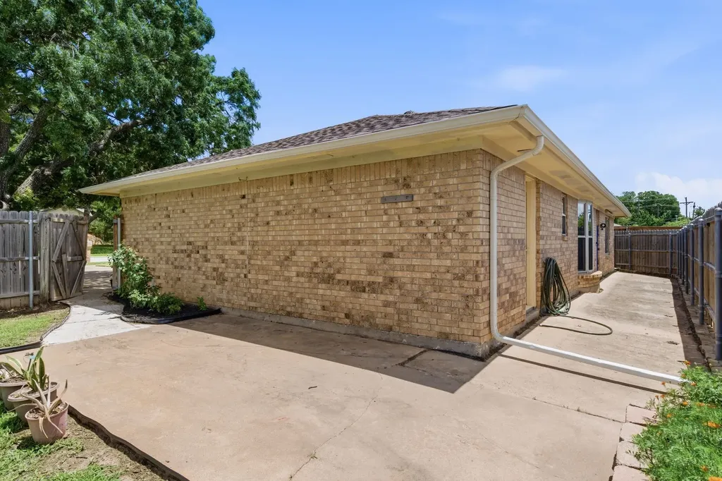 2915 Post Oak Court Bedford TX 76021