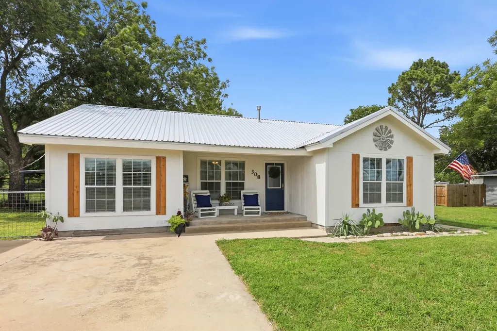 308 W 1st Street Springtown TX 76082