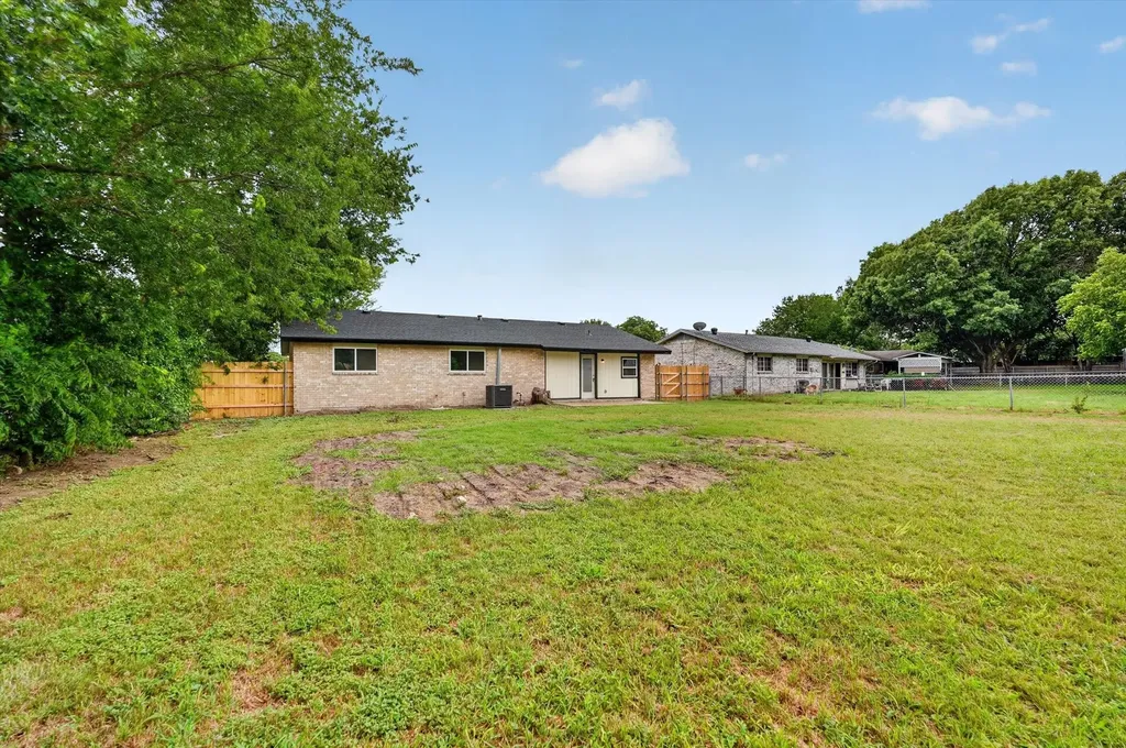 1547 Oakbrook Street Lancaster TX 75134