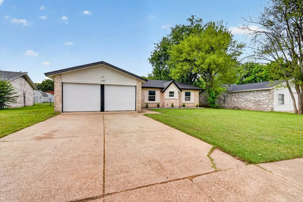1547 Oakbrook Street Lancaster TX 75134