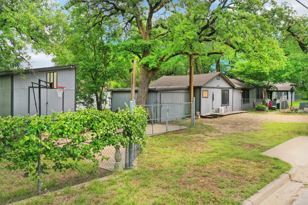 7616 Osage Trail Lake Worth TX 76135