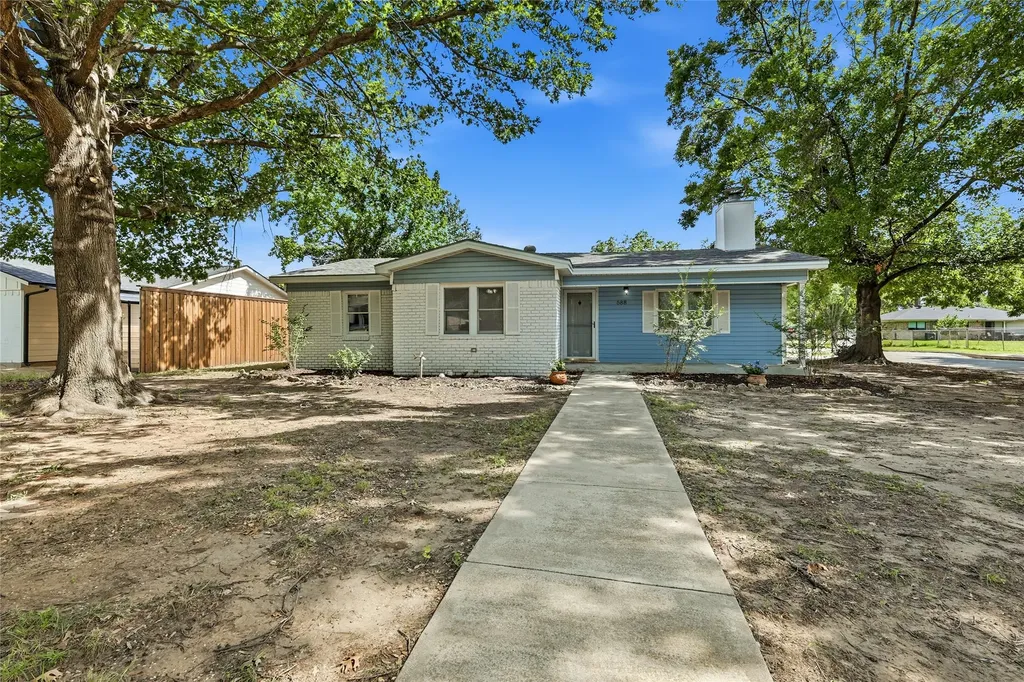 588 Pine Street Lewisville TX 75057