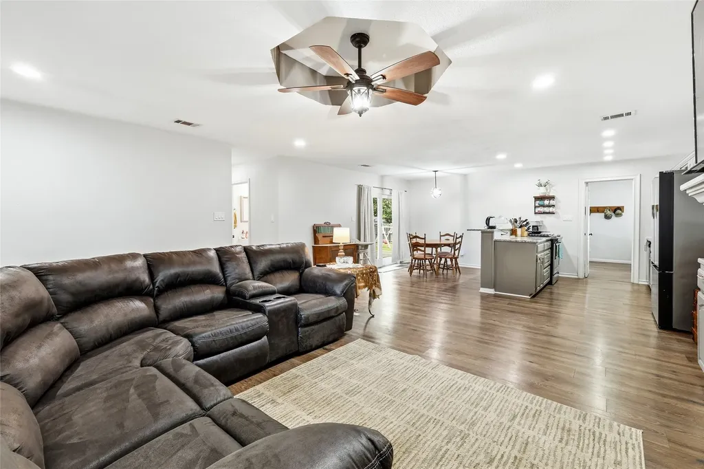 588 Pine Street Lewisville TX 75057