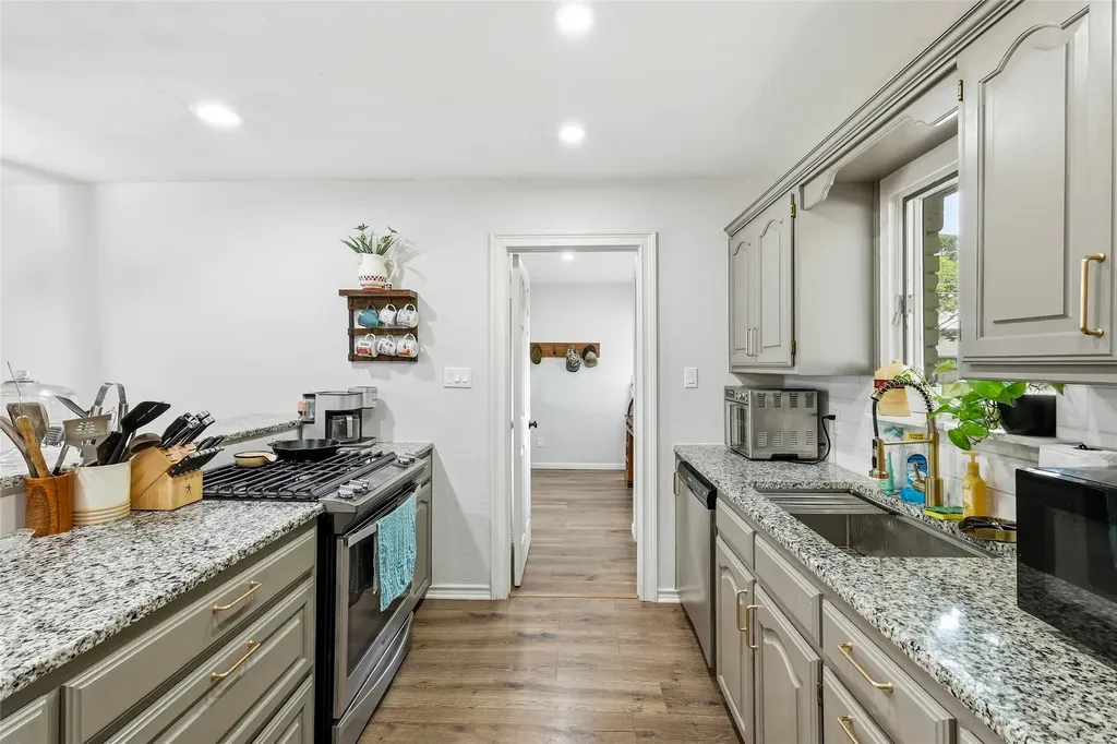588 Pine Street Lewisville TX 75057