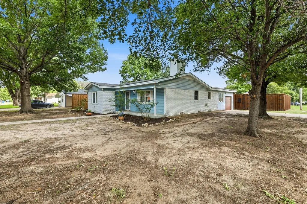 588 Pine Street Lewisville TX 75057