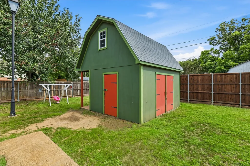 588 Pine Street Lewisville TX 75057