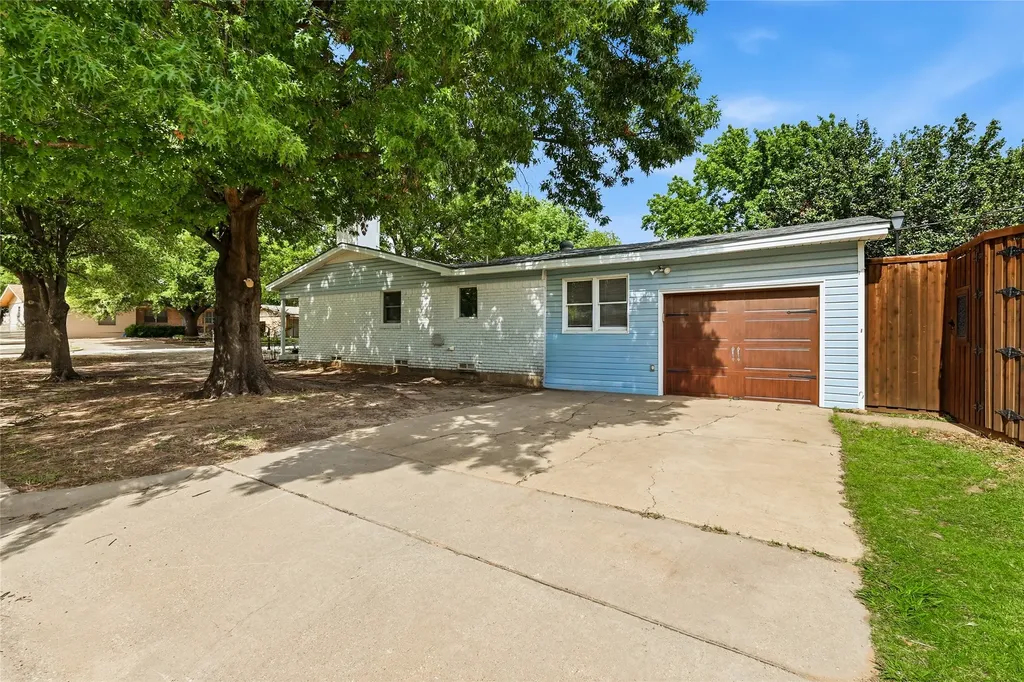 588 Pine Street Lewisville TX 75057
