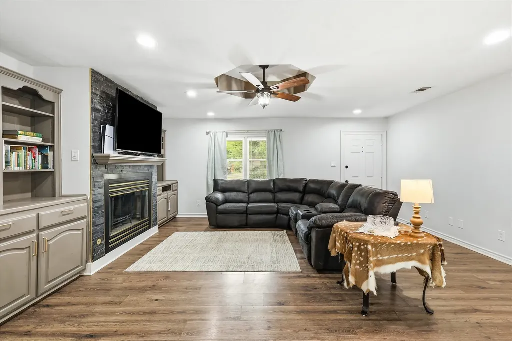 588 Pine Street Lewisville TX 75057