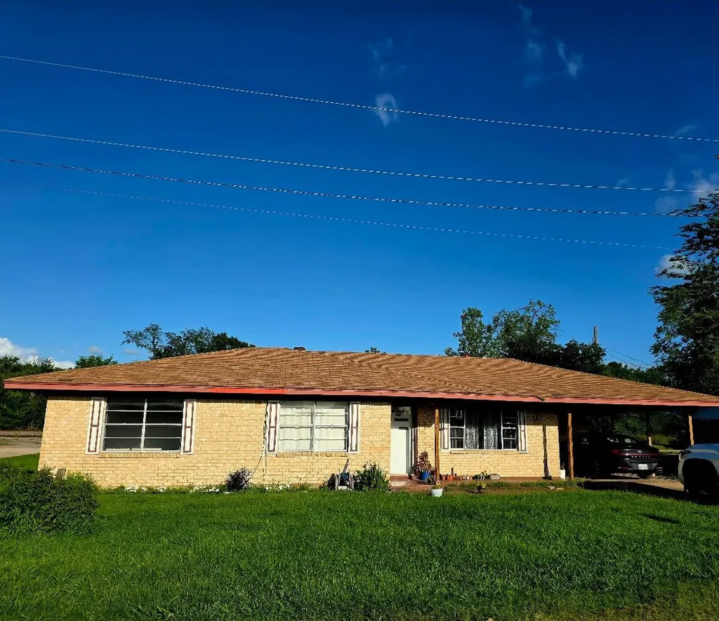 602 Hewitt Street Groesbeck TX 76642