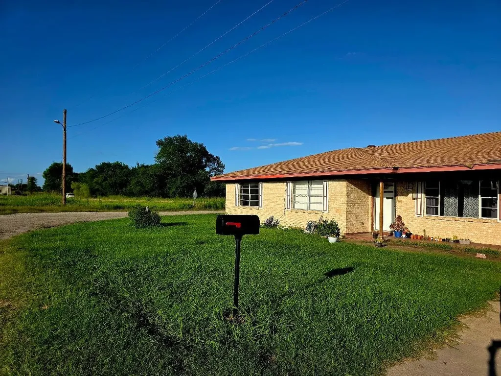 602 Hewitt Street Groesbeck TX 76642