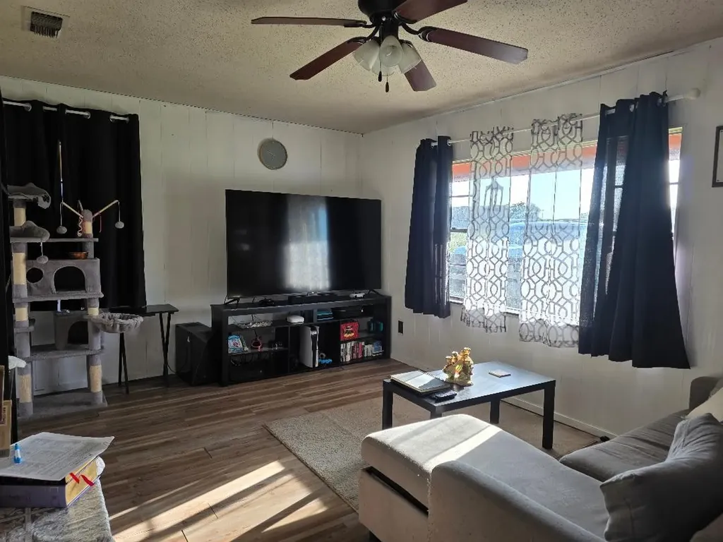 602 Hewitt Street Groesbeck TX 76642