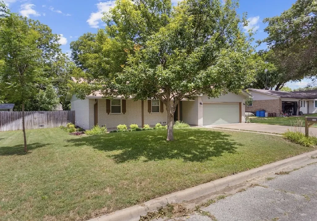 806 S Avenue O Clifton TX 76634